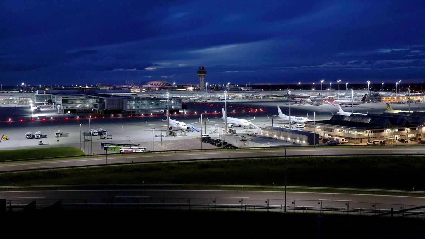 Der Flughafen München bei Nacht