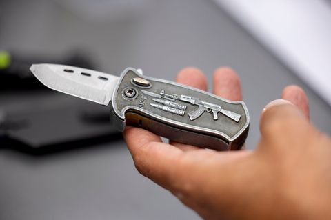 Gefährliche Springmesser: Bürger konnten die illegalen Messer bis zum 1. Oktober straffrei abgeben. (Symbolbild) Foto: Thomas Ba