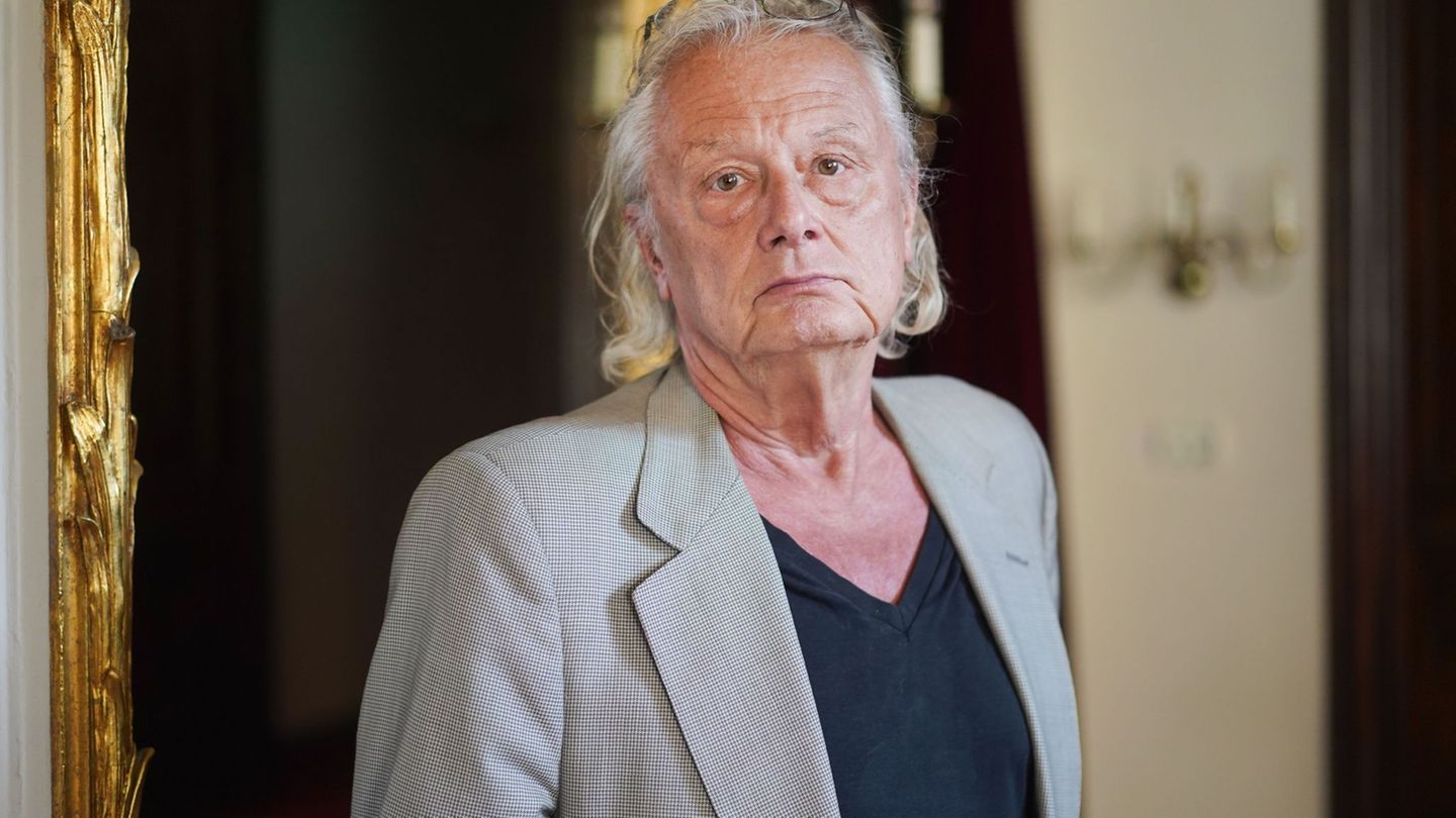 Regisseur Frank Castorf inszeniert in Hamburg "Hamlet". (Archivbild) Foto: Jörg Carstensen/dpa