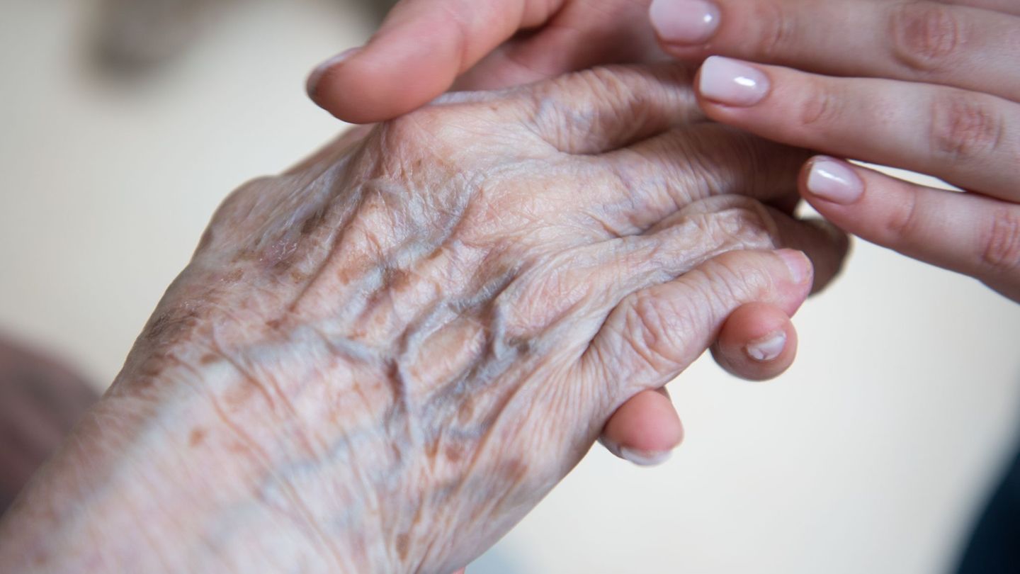 Schätzungen zufolge leiden rund 1,2 Millionen Menschen in Deutschen an Alzheimer (Symbolbild). Foto: Christophe Gateau/dpa