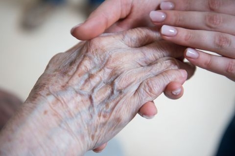 Schätzungen zufolge leiden rund 1,2 Millionen Menschen in Deutschen an Alzheimer (Symbolbild). Foto: Christophe Gateau/dpa