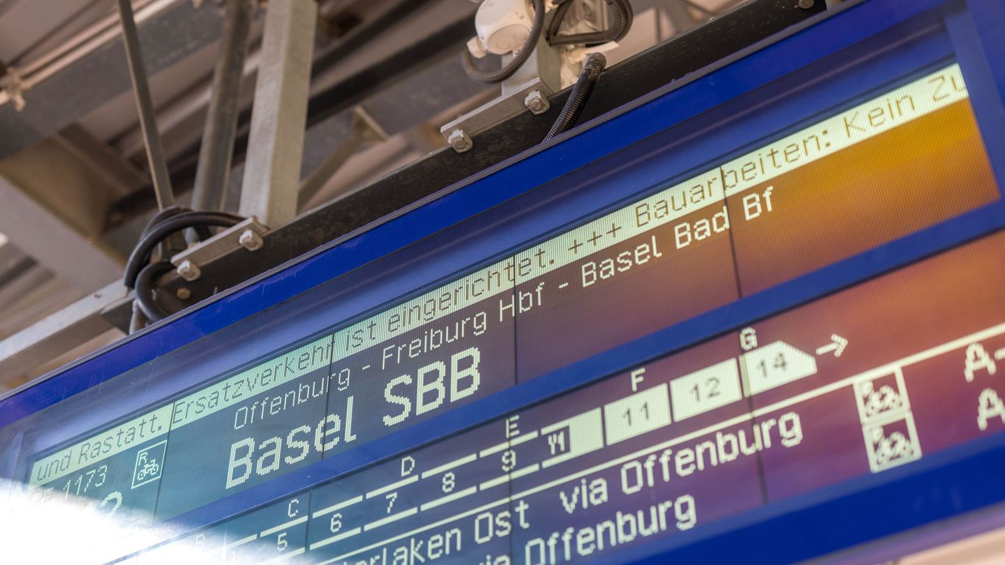 Reisende auf der Rheintalbahn müssen sich auf Einschränkungen einstellen. (Archivbild) Foto: Philipp von Ditfurth/dpa