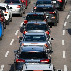 Autofahrer müssen sich am langen Wochenende laut ADAC auf Staus einstellen. (Archvibild) Foto: Marijan Murat/dpa