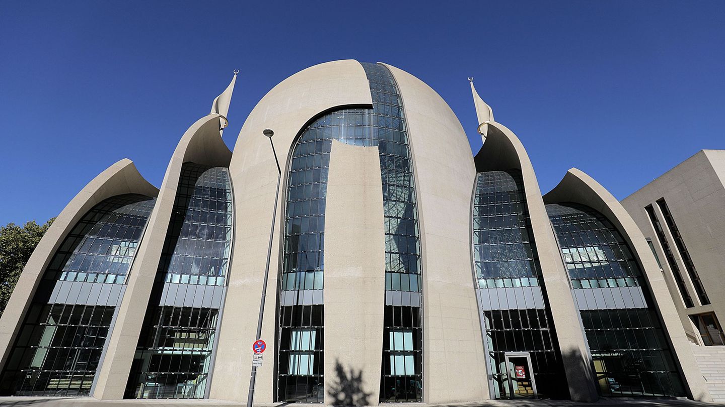 Auch die Ditib-Zentralmoschee in Köln öffnet ihre Pforten. (Archivbild) Foto: Oliver Berg/dpa