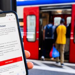 Ab dem kommenden Jahr kostet das Deutschlandticket 63 Euro. (Symbolbild) Foto: Julian Stratenschulte/dpa