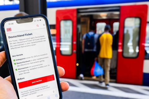 Ab dem kommenden Jahr kostet das Deutschlandticket 63 Euro. (Symbolbild) Foto: Julian Stratenschulte/dpa