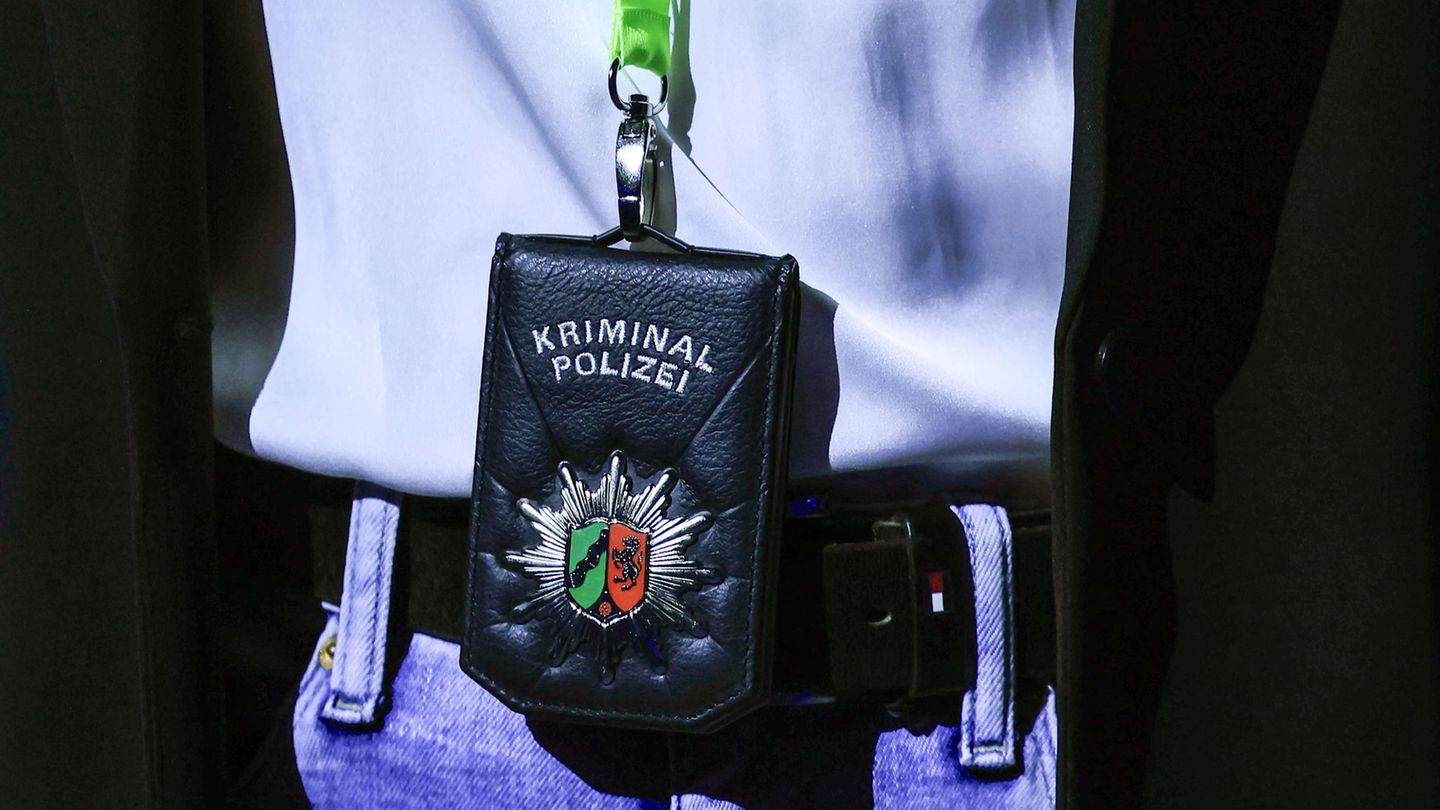 Die Kriminalpolizei in NRW trägt solche sogenannten Badges. Die Ermittler bekommen jetzt Unterstützung. (Symbolbild) Foto: Olive