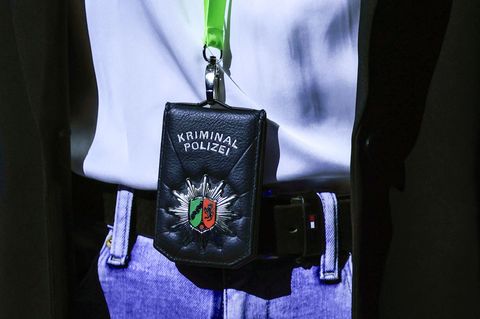 Die Kriminalpolizei in NRW trägt solche sogenannten Badges. Die Ermittler bekommen jetzt Unterstützung. (Symbolbild) Foto: Olive