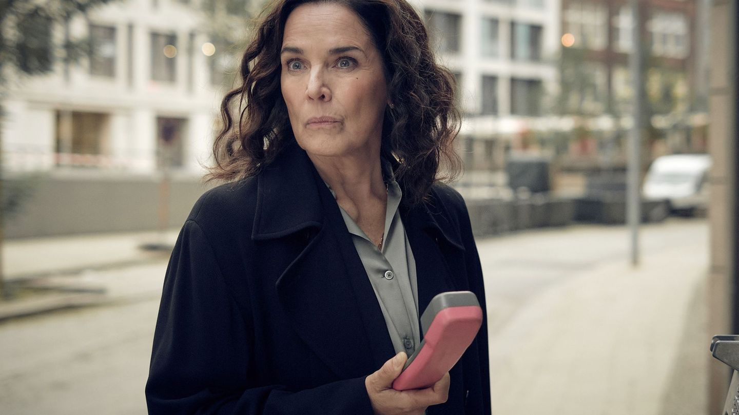 Anna Conti (Désirée Nosbusch) versucht an der Telefonzelle zu rekonstruieren, was der anonymen Anruferin widerfahren ist. Foto:
