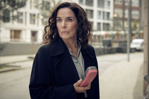 Anna Conti (Désirée Nosbusch) versucht an der Telefonzelle zu rekonstruieren, was der anonymen Anruferin widerfahren ist. Foto: