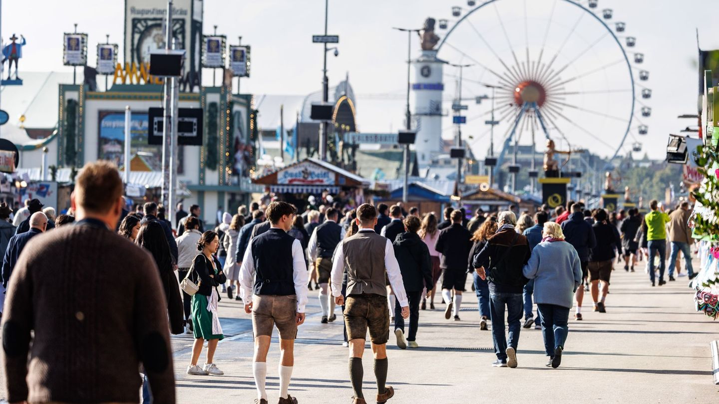 Mit dem langen Wochenende startet die Wiesn in ihren Endspurt. (Archiv) Foto: Matthias Balk/dpa