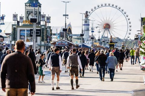 Mit dem langen Wochenende startet die Wiesn in ihren Endspurt. (Archiv) Foto: Matthias Balk/dpa