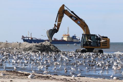Um den Westen der Insel Norderney zu schützen, wurden zuletzt tausende Kubikmeter Sand aufgespült. Foto: Volker Bartels/dpa