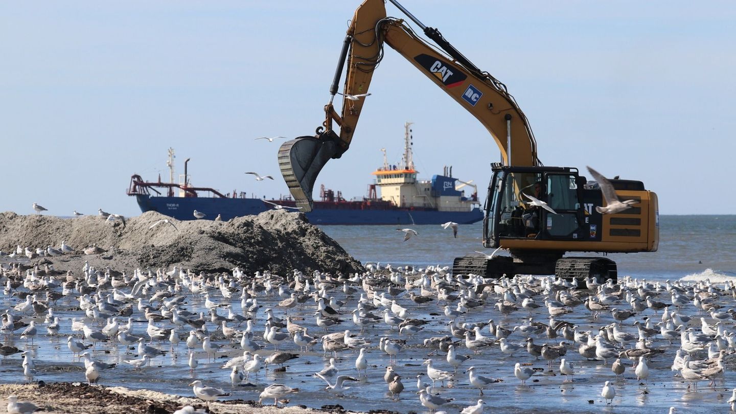 Um den Westen der Insel Norderney zu schützen, wurden zuletzt tausende Kubikmeter Sand aufgespült. Foto: Volker Bartels/dpa