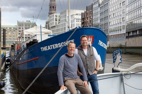 Heiko Schlesselmann und Kabarettist Michael Frowin leiten das Hamburger Theaterschiff. Foto: Ulrich Perrey/dpa