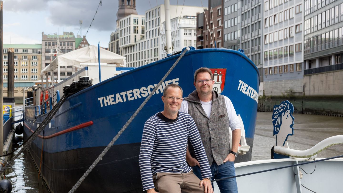 Heiko Schlesselmann und Kabarettist Michael Frowin leiten das Hamburger Theaterschiff. Foto: Ulrich Perrey/dpa
