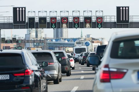 Nach einer zeitweisen Sperrung in einer Röhre des Elbtunnels sind alle Spuren wieder frei. (Archivbild) Foto: Georg Wendt/dpa