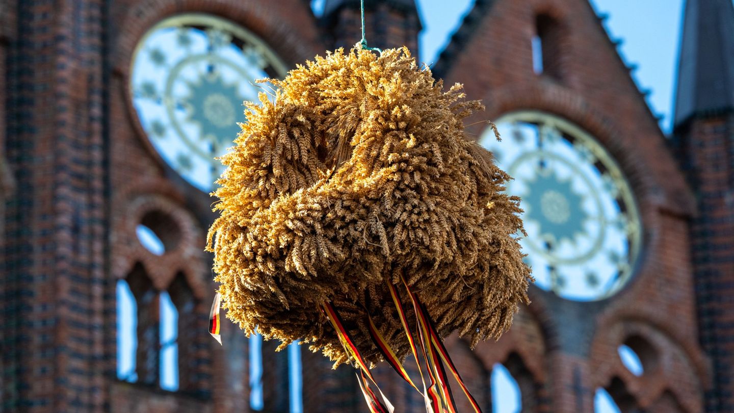 Jedes Jahr spannend: Wie sieht die Erntekrone zum Landeserntedankfest aus? (Archivbild) Foto: Stefan Sauer/dpa