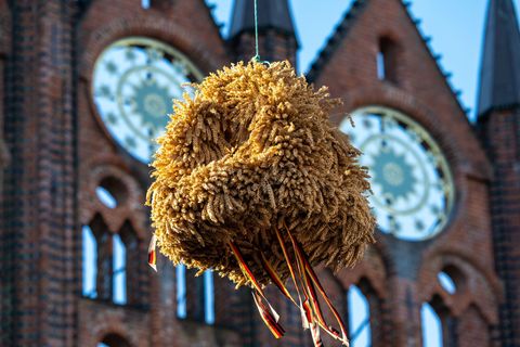 Jedes Jahr spannend: Wie sieht die Erntekrone zum Landeserntedankfest aus? (Archivbild) Foto: Stefan Sauer/dpa