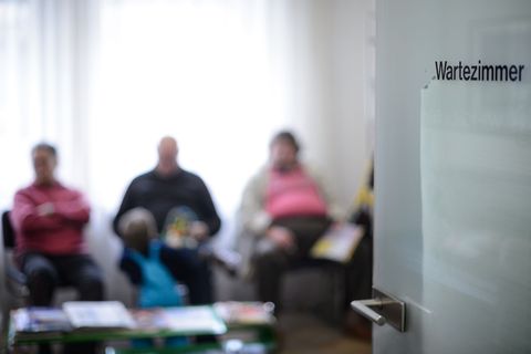 Warten gehört für viele Kassenpatienten bei Praxen dazu. (Archivbild) Foto: Sina Schuldt/dpa
