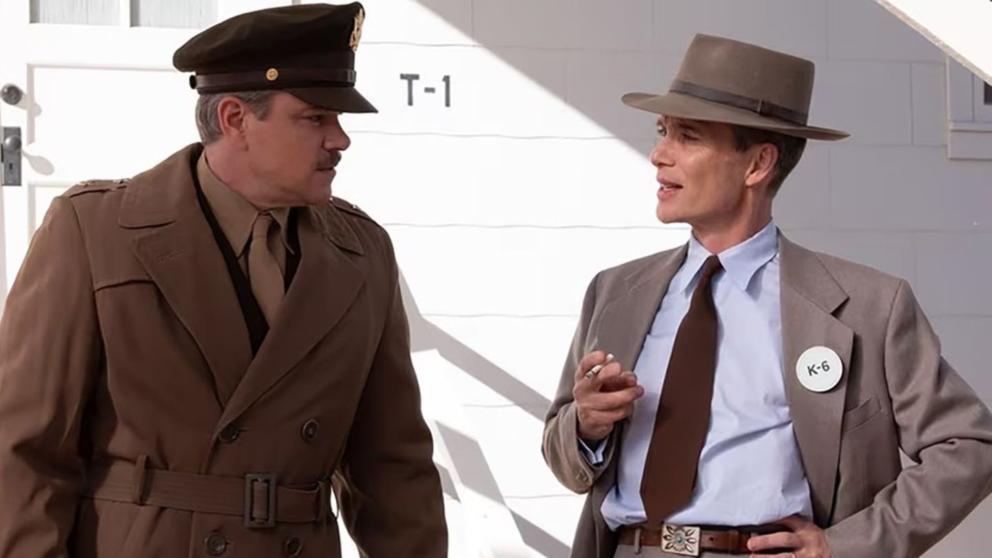 "Oppenheimer": J. Robert Oppenheimer (Cillian Murphy, r.) und Leslie R. Groves (Matt Damon, l.), militärischer Leiter des Manh
