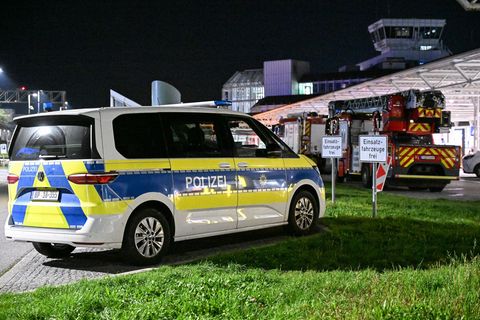 Polizei und Feuerwehr sind nach Drohnensichtungen und Flugausfällen am Flughafen München im Einsatz. Foto: Jason Tschepljakow/dp
