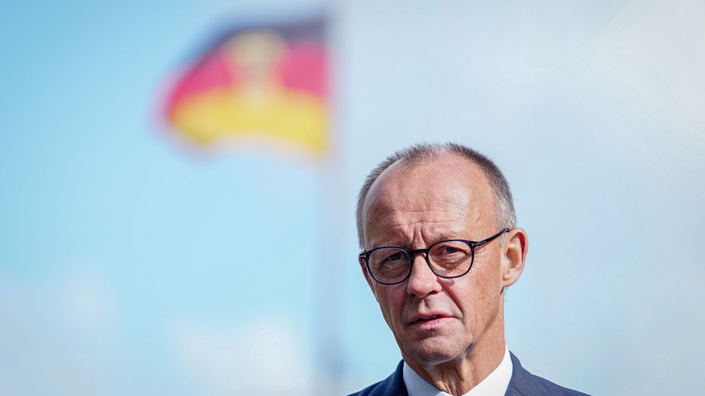 Kanzler Merz will am Tag der Einheit nach vorn schauen. (Archivbild) Foto: Kay Nietfeld/dpa