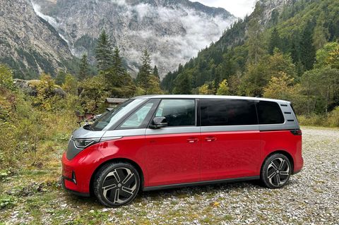 VW ID BUZZ GTX in den Kärntener Alpen: Mit 340 PS und Allrad hievt er sieben Personen spielend hoch in die Berge