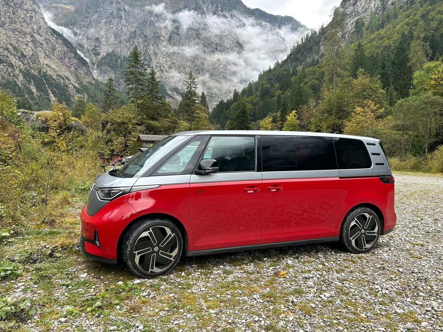 Autotest: VW ID BUZZ GTX in den Kärntener Alpen: Mit 340 PS und Allrad hievt er sieben Personen spielend hoch in die Berge VW ID BUZZ GTX in den Kärntener Alpen: Mit 340 PS und Allrad hievt er sieben Personen spielend hoch in die Berge