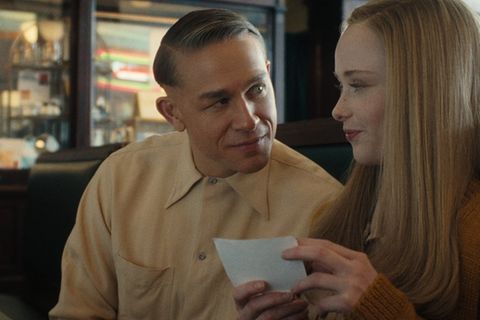 Alltag eines Killers: Charlie Hunnam und Suzanna Son in "Monster: Die Geschichte von Ed Gein".