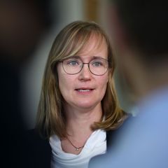Die Linke und ihre Fraktionsvorsitzende Eva von Angern kritisieren die Lohnlücke zwischen Sachsen-Anhalt und dem Westen. (Archiv