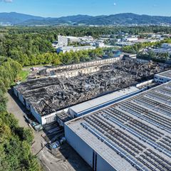 Das Feuer hat Brandruinen zurückgelassen. Foto: Jason Tschepljakow/dpa