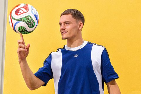 Florian Wirtz mit dem offiziellen WM-Spielball "Trionda". Foto: ---/Adidas/dpa