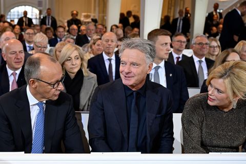 Zum ersten Mal gemeinsam beim Einheitsfest: Bundestagspräsidentin Julia Klöckner (CDU) mit ihrem Lebensgefährten Jörg Pilawa (M.
