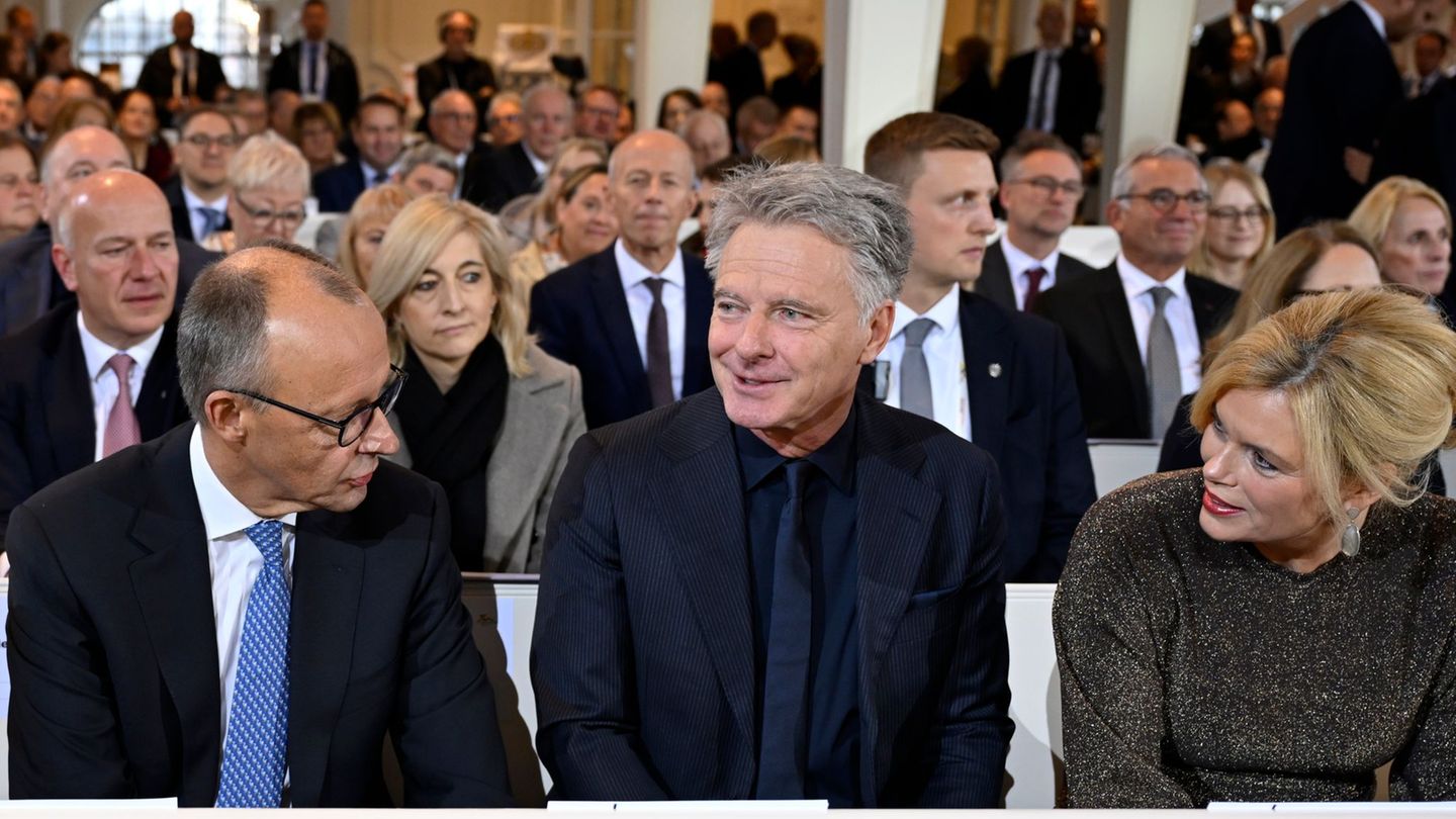 Zum ersten Mal gemeinsam beim Einheitsfest: Bundestagspräsidentin Julia Klöckner (CDU) mit ihrem Lebensgefährten Jörg Pilawa (M.