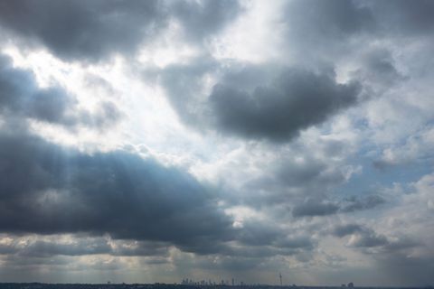 Die Menschen in Hessen müssen sich am verlängerten Wochenende auf Wolken und Regen gefasst machen. (Archivbild) Foto: Boris Roes