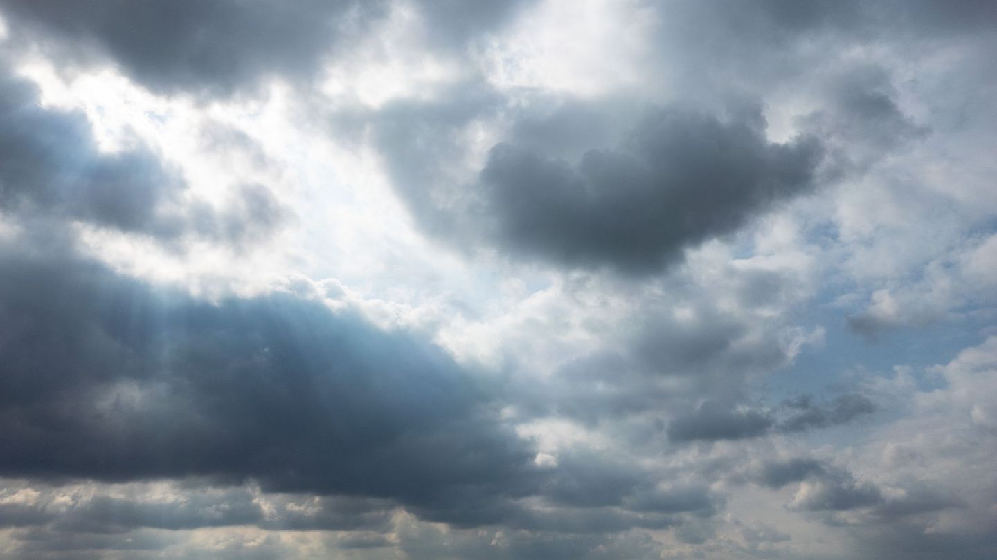 Die Menschen in Hessen müssen sich am verlängerten Wochenende auf Wolken und Regen gefasst machen. (Archivbild) Foto: Boris Roes