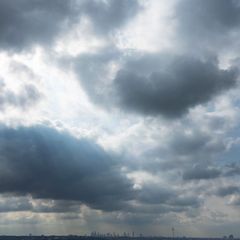Die Menschen in Hessen müssen sich am verlängerten Wochenende auf Wolken und Regen gefasst machen. (Archivbild) Foto: Boris Roes