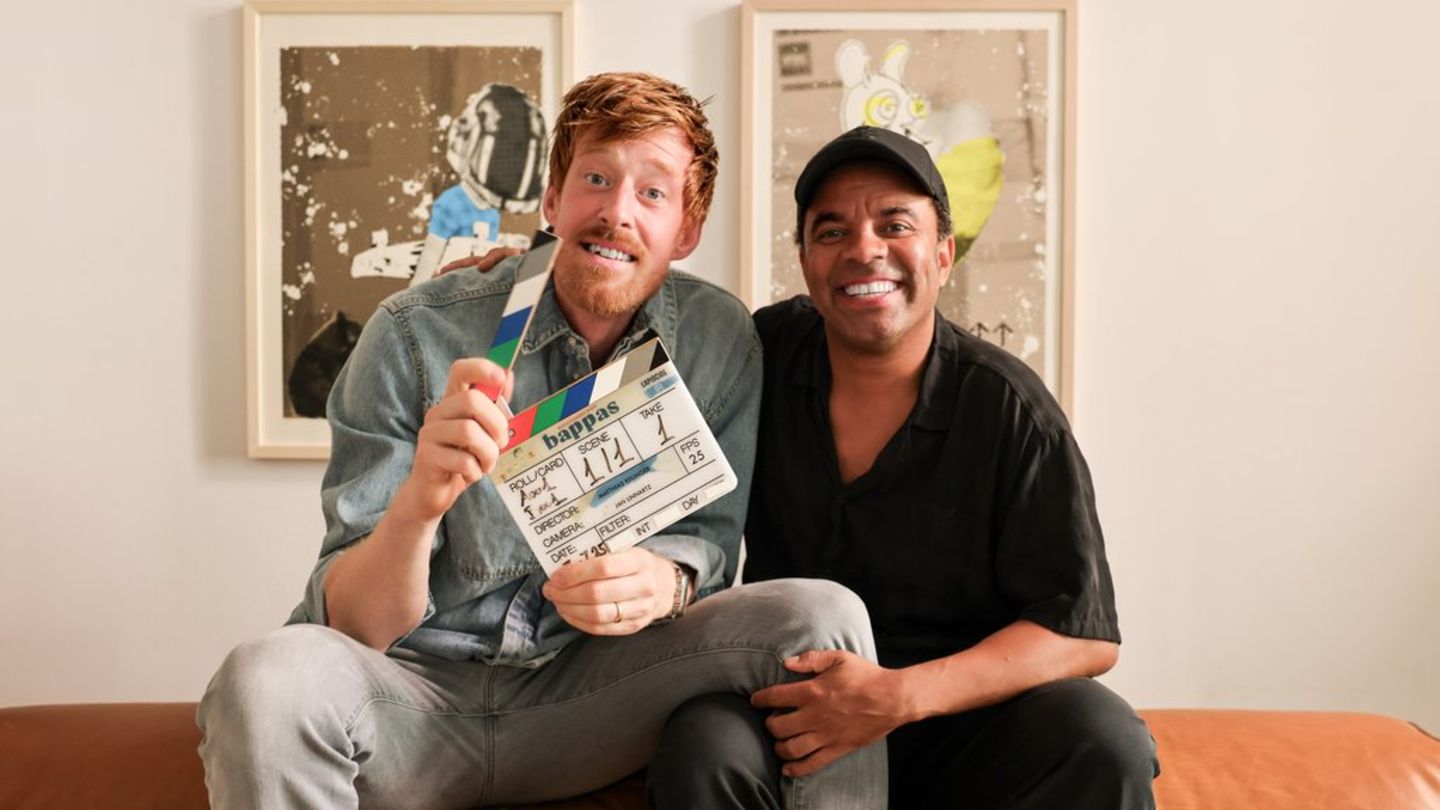 Sebastian Winkler (l.) und Simon Pearce als Chaosväter in "Bappas".