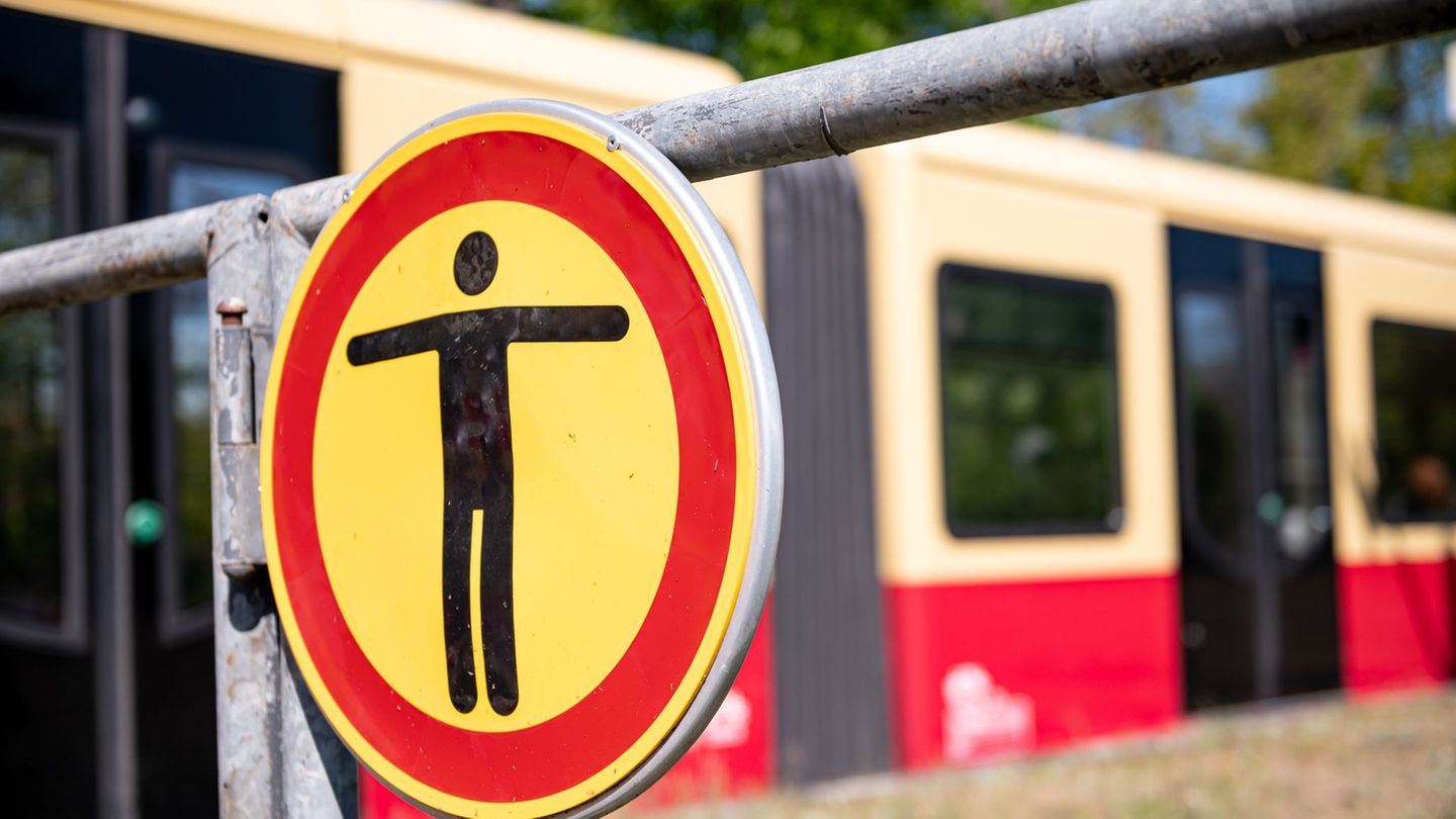 Immer wieder kommt es zu Unfällen beim sogenannten S-Bahn-Surfen - ein verbotene und lebensgefährliche Aktion. (Archivbild) Foto