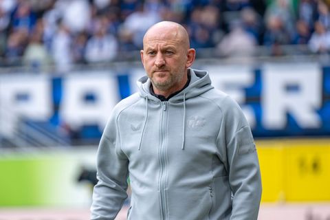 Muss die Abwehr umbauen: Kaiserslauterns Trainer Torsten Lieberknecht. (Archivbild) Foto: David Inderlied/dpa