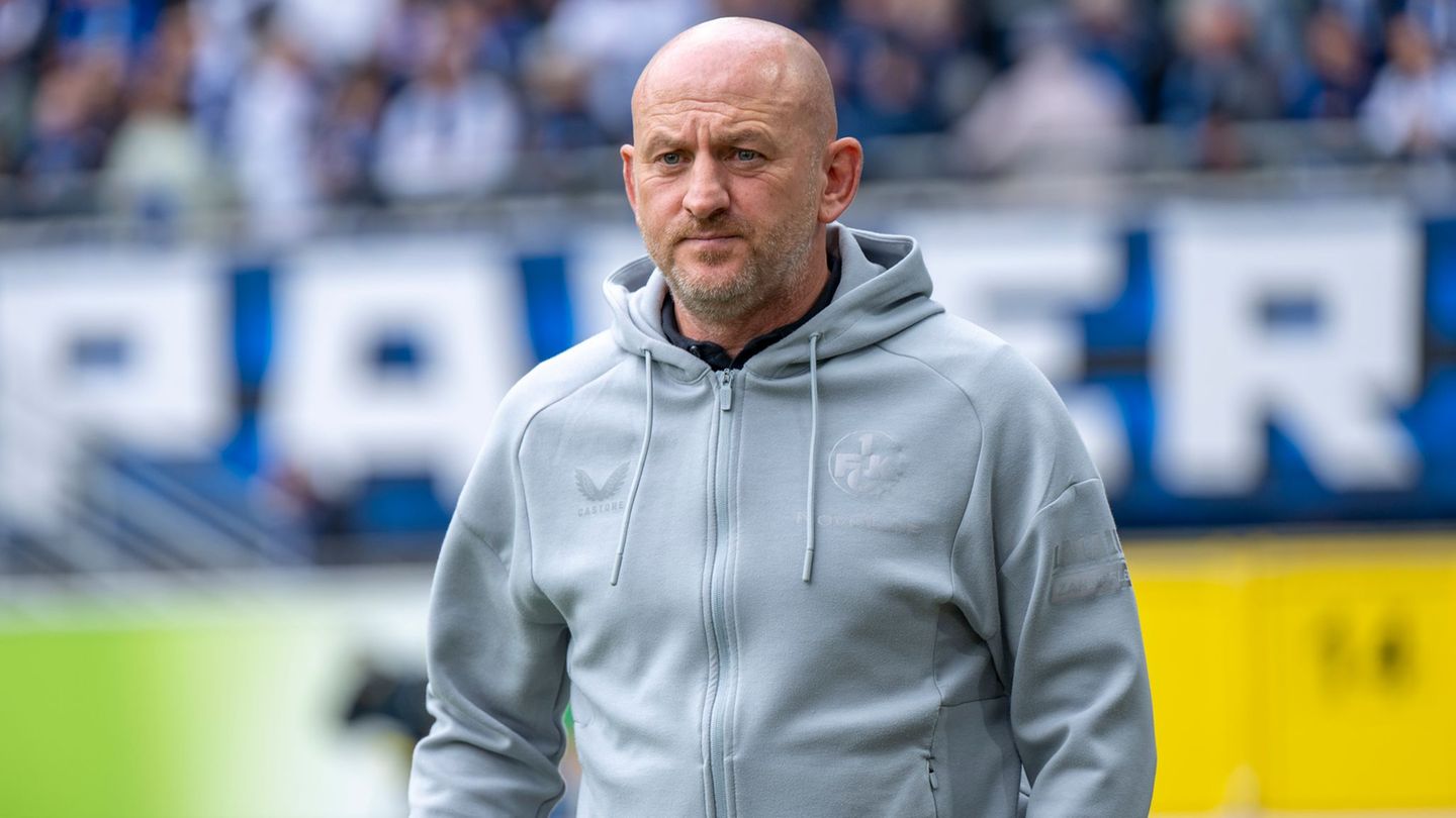 Muss die Abwehr umbauen: Kaiserslauterns Trainer Torsten Lieberknecht. (Archivbild) Foto: David Inderlied/dpa