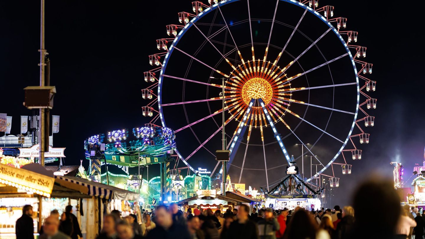 Das Münchner Oktoberfest im Dunklen. Hier soll am Abend eine Drohne geflogen sein. (Archivbild) Foto: Daniel Karmann/dpa