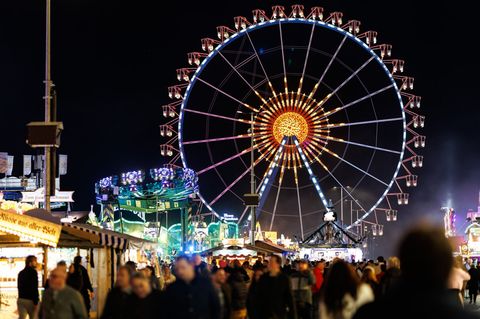 Das Münchner Oktoberfest im Dunklen. Hier soll am Abend eine Drohne geflogen sein. (Archivbild) Foto: Daniel Karmann/dpa