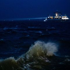 An der Nordsee kann es am verlängerten Wochenende äußerst ungemütlich werden (Archivbild). Foto: Daniel Bockwoldt/dpa