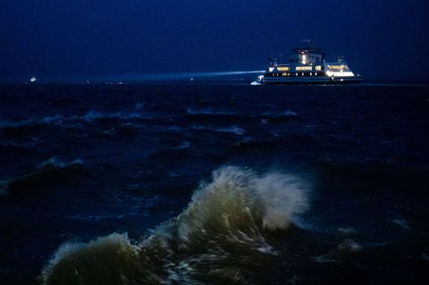 An der Nordsee kann es am verlängerten Wochenende äußerst ungemütlich werden (Archivbild). Foto: Daniel Bockwoldt/dpa