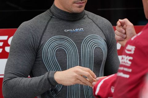 Wegen der neuen Hitze-Regel der Formel 1 können die Piloten wie Charles Leclerc in Singapur Kühlwesten tragen. Foto: Vincent Thi