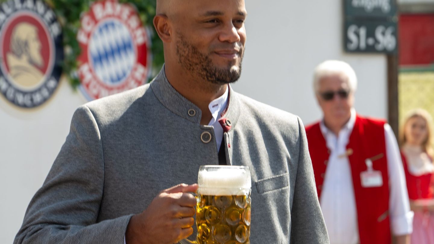 Anstoßen auf den zehnten Saisonsieg? Bayern-Coach Vincent Kompany in Oktoberfest-Tracht. Foto: Stefan Puchner/dpa