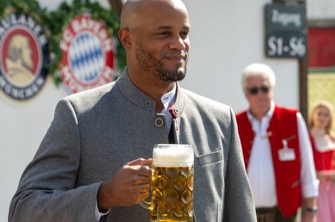Anstoßen auf den zehnten Saisonsieg? Bayern-Coach Vincent Kompany in Oktoberfest-Tracht. Foto: Stefan Puchner/dpa
