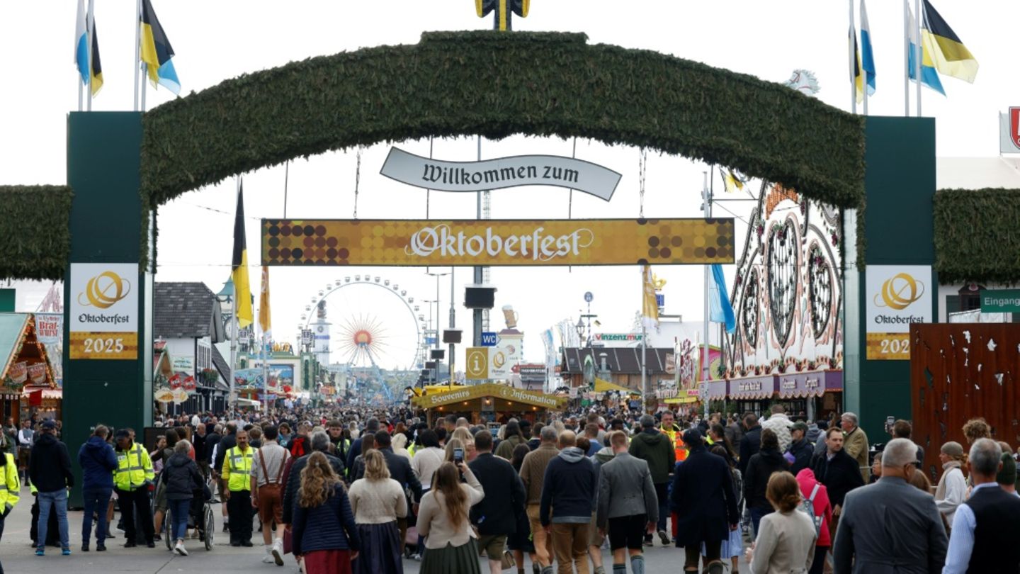 Besucherinnen und Besucher des Oktoberfests